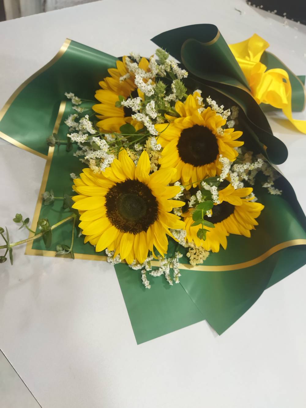 دسته گل آفتابگردان طبیعی ۴ شاخه با کاغذ سبز